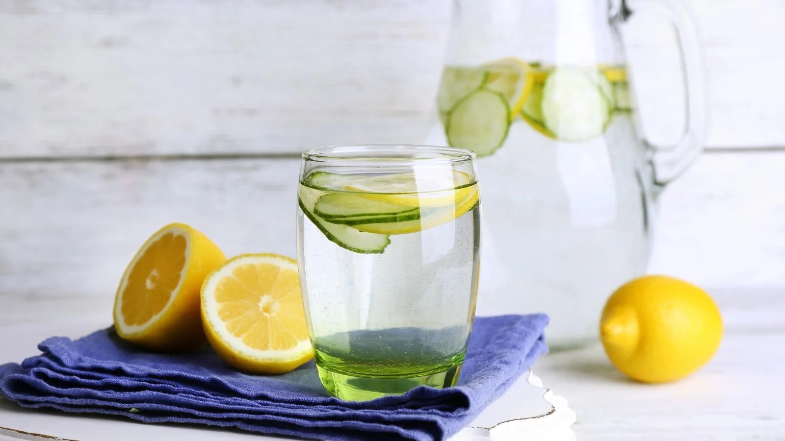 الماء بالليمون ليس وسيلة سحرية لإنقاص الوزن وقد يضر بعض مرضى الجهاز الهضمي