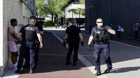 صورة حول : باريس: فتح تحقيق في تعنيف شرطي لرجل بعد انتشار فيديو على مواقع التواصل الاجتماعي باريس: فتح تحقيق في تعنيف شرطي لرجل بعد انتشار فيديو على مواقع التواصل الاجتماعي