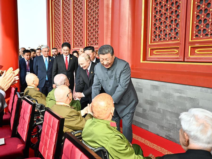 شي جين بينغ يحتفل بالذكرى الـ80 لانتصار الصين على الفاشية ويؤكد التعددية والعدالة العالمية