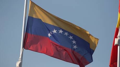 فنزويلا تتهم مدمرة أمريكية باحتجاز سفينة صيد و9 صيادين في مياهها