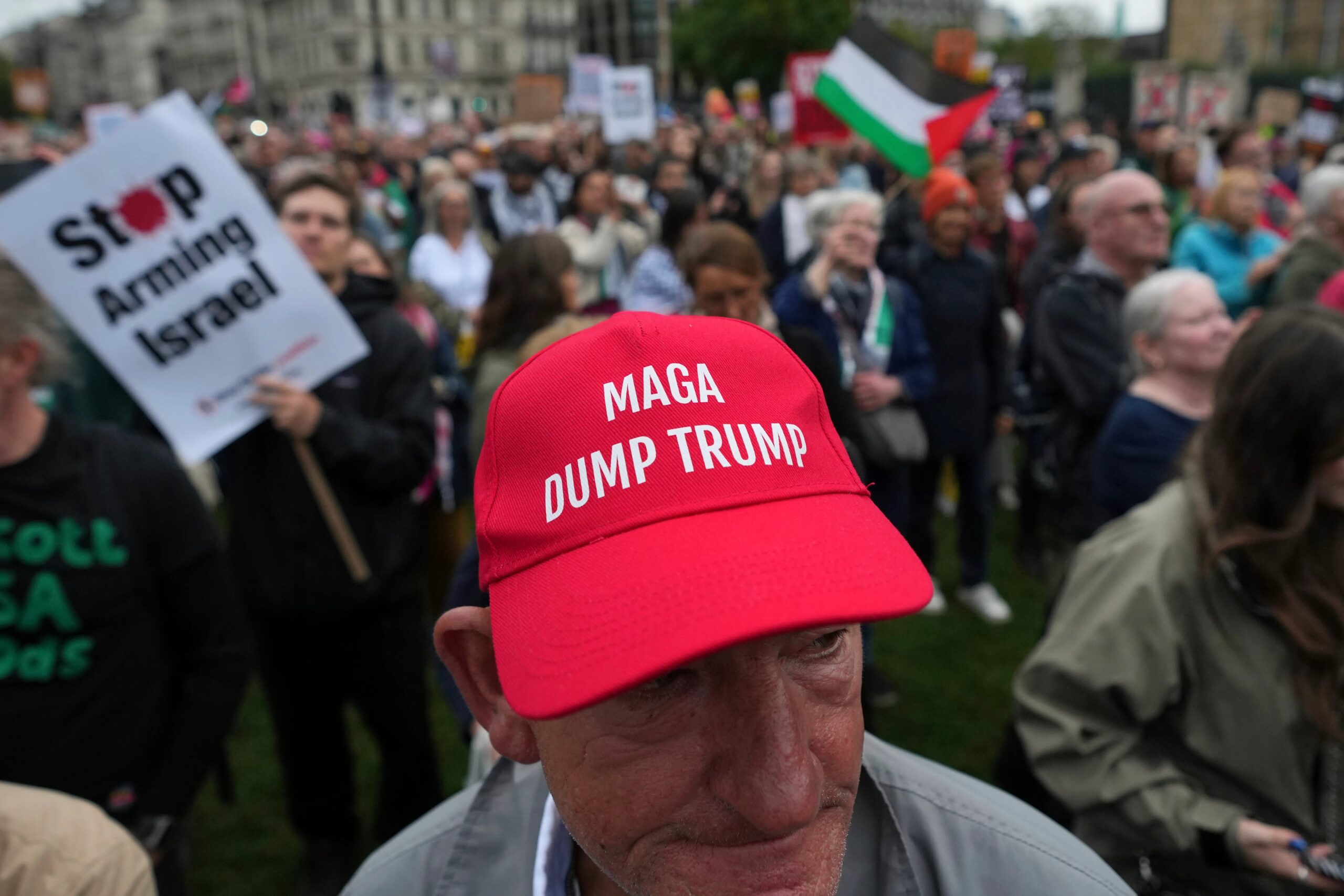 آلاف المحتجين في لندن يرفضون زيارة ترامب وسط تعزيزات أمنية مكثفة