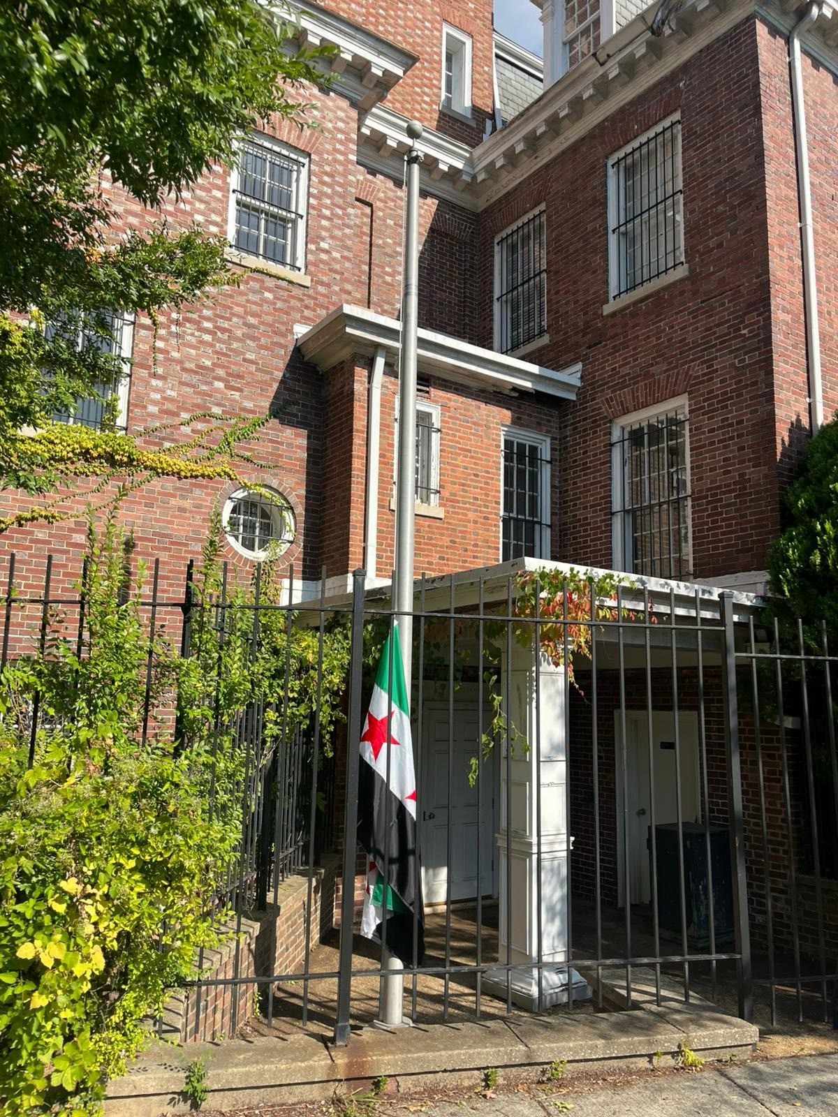 صورة حول : الشيباني يرفع العلم السوري في واشنطن الشيباني يرفع العلم السوري في واشنطن