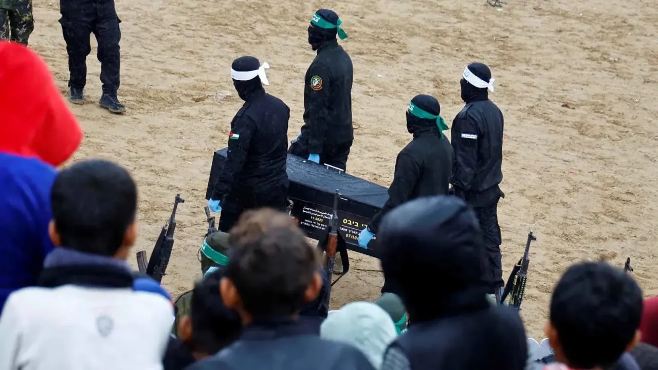 صورة حول : كتائب القسام تنشر صورة وداعية للرهائن الإسرائيليين كتائب القسام تنشر صورة وداعية للرهائن الإسرائيليين