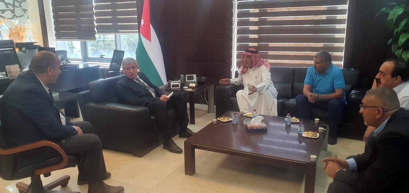 صورة حول : وزير النقل يبحث مع أصحاب سيارات السفريات الخارجية وزير النقل يبحث مع أصحاب سيارات السفريات الخارجية