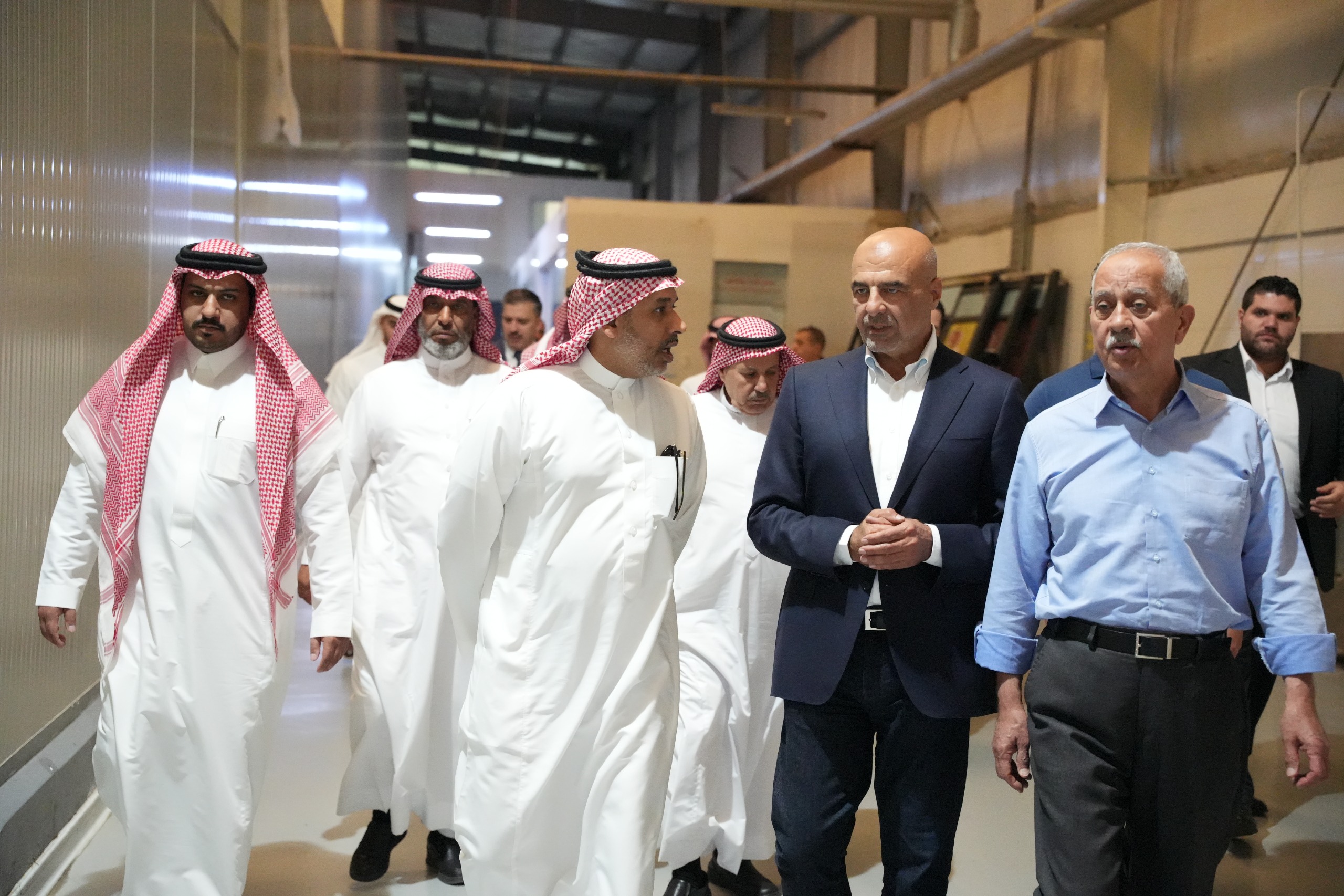 "صناعة عمان" تنظم جولة لوفد سعودي من غرفة "تبوك" على عدة مصانع