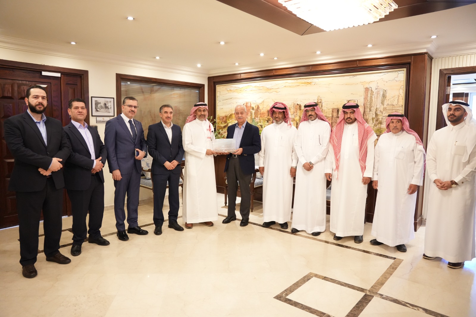 "صناعة عمان" تنظم جولة لوفد سعودي من غرفة "تبوك" على عدة مصانع