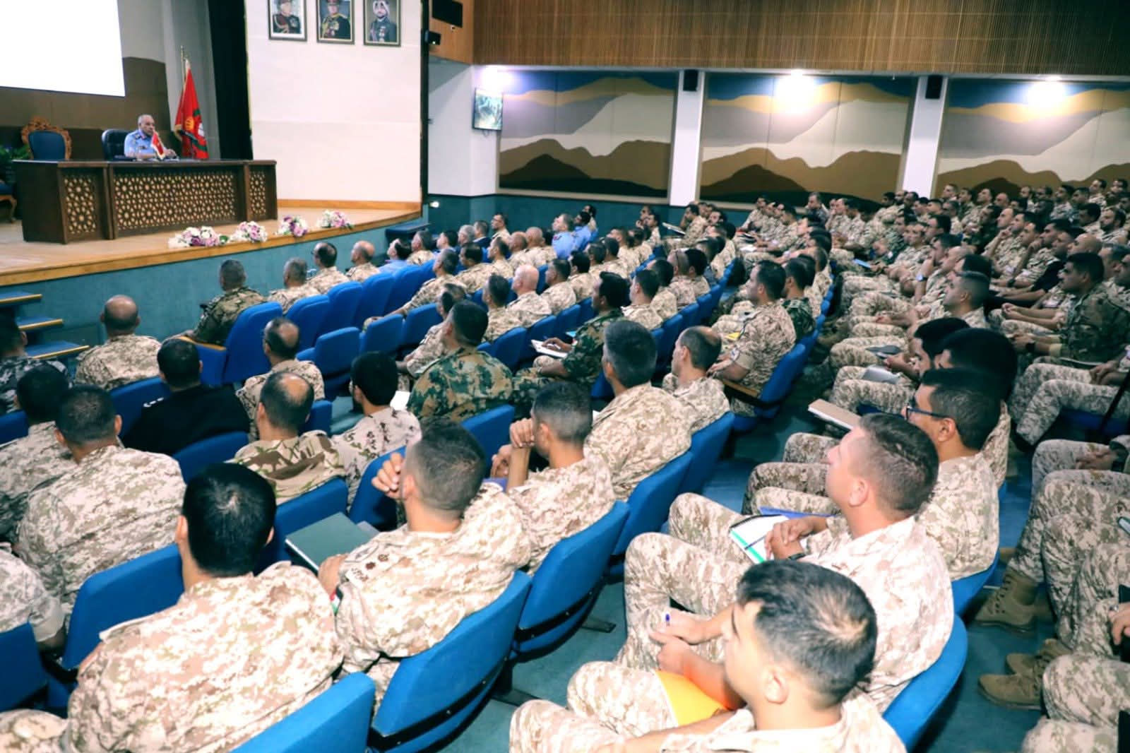 صورة حول : مدير الأمن العام يحاضر في كلية القيادة والأركان الملكية مدير الأمن العام يحاضر في كلية القيادة والأركان الملكية