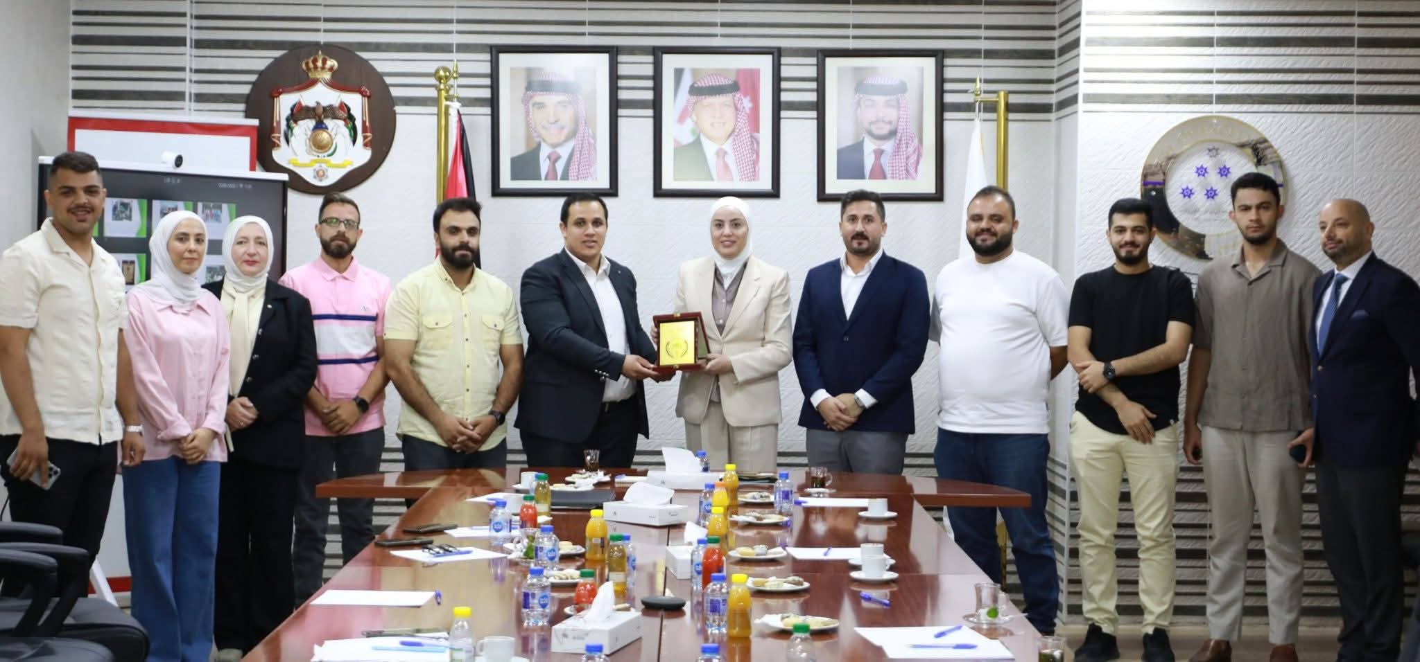 وزيرة التنمية الاجتماعية تلتقي مدير وأعضاء مؤسسة محافظتي للعمل التطوعي والتدريب