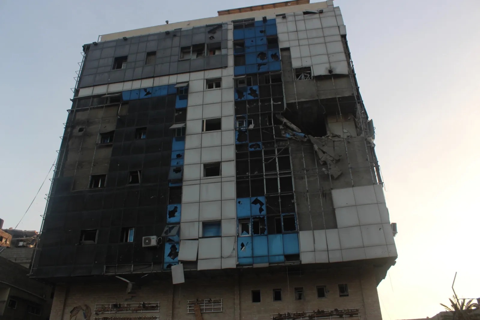 صورة حول : استهداف مستشفى الحلو في غزة"صورة استهداف مستشفى الحلو في غزة"صورة