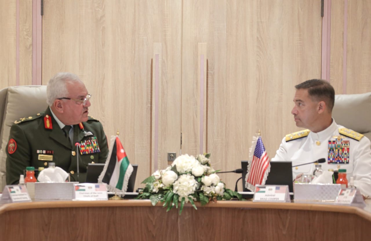 رئيس هيئة الأركان المشتركة يستقبل قائد القوات المركزية الأمريكية في عمان
