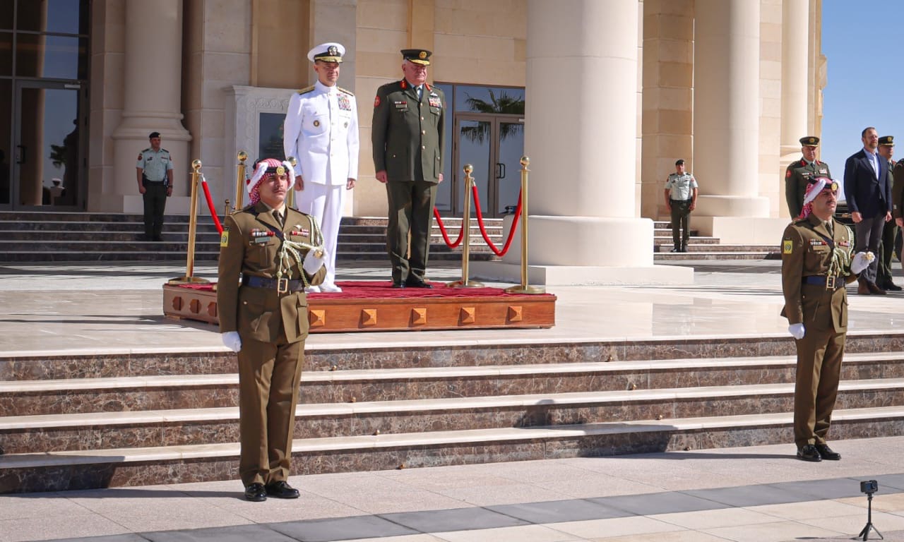 رئيس هيئة الأركان المشتركة يستقبل قائد القوات المركزية الأمريكية في عمان