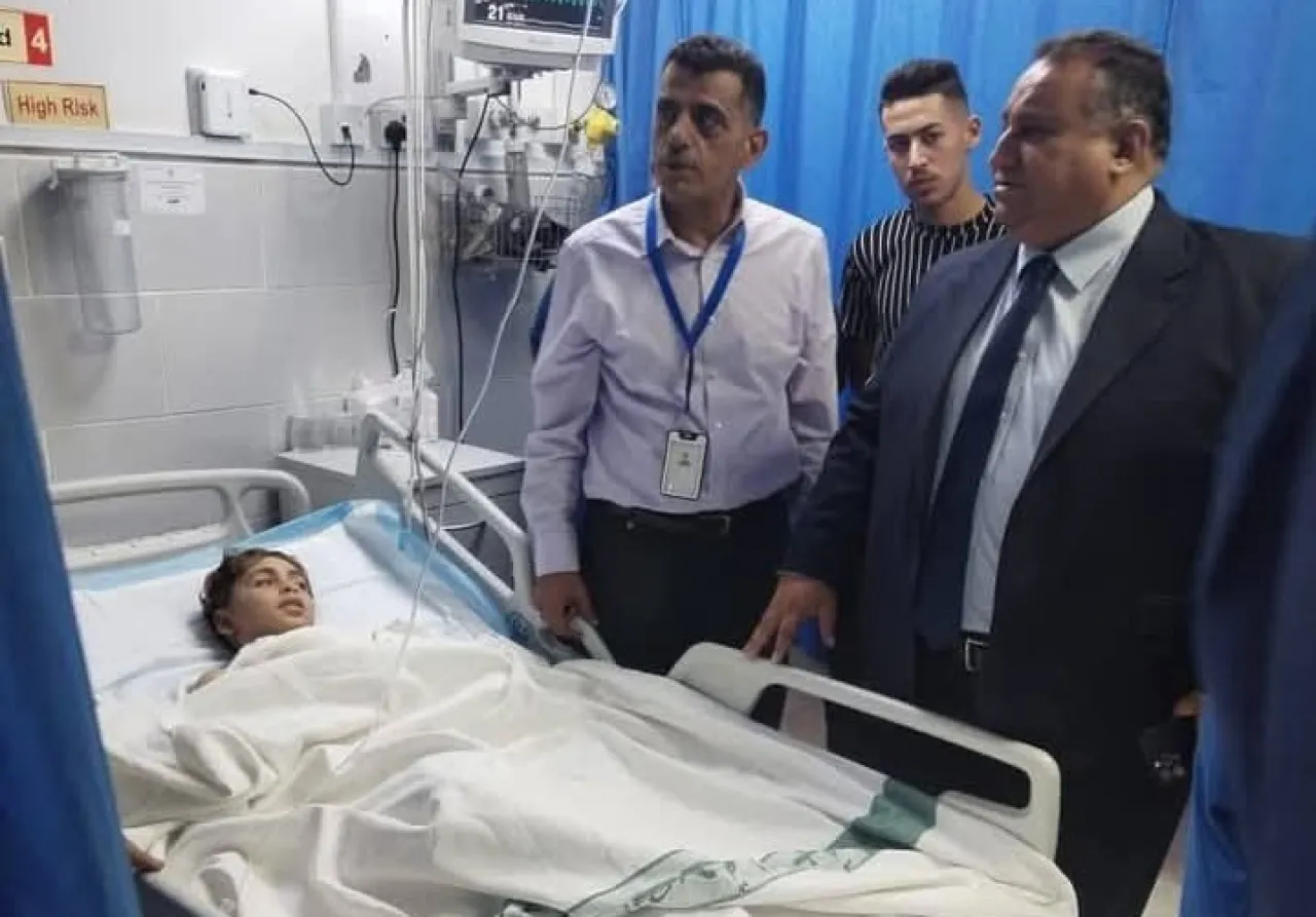 صورة حول : محافظ المفرق يطمئن على صحة طفل تعرض لعقر كلاب ضالة محافظ المفرق يطمئن على صحة طفل تعرض لعقر كلاب ضالة