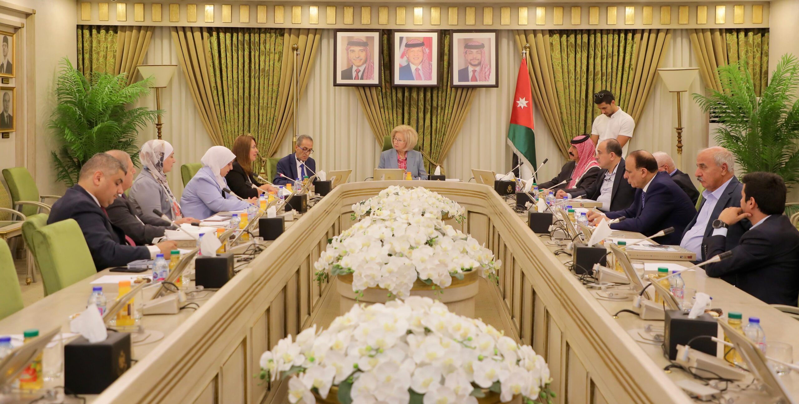 صورة حول : لجنة الثقافة في الأعيان تبحث برامج ومبادرات مركز زها الثقافي لجنة الثقافة في الأعيان تبحث برامج ومبادرات مركز زها الثقافي