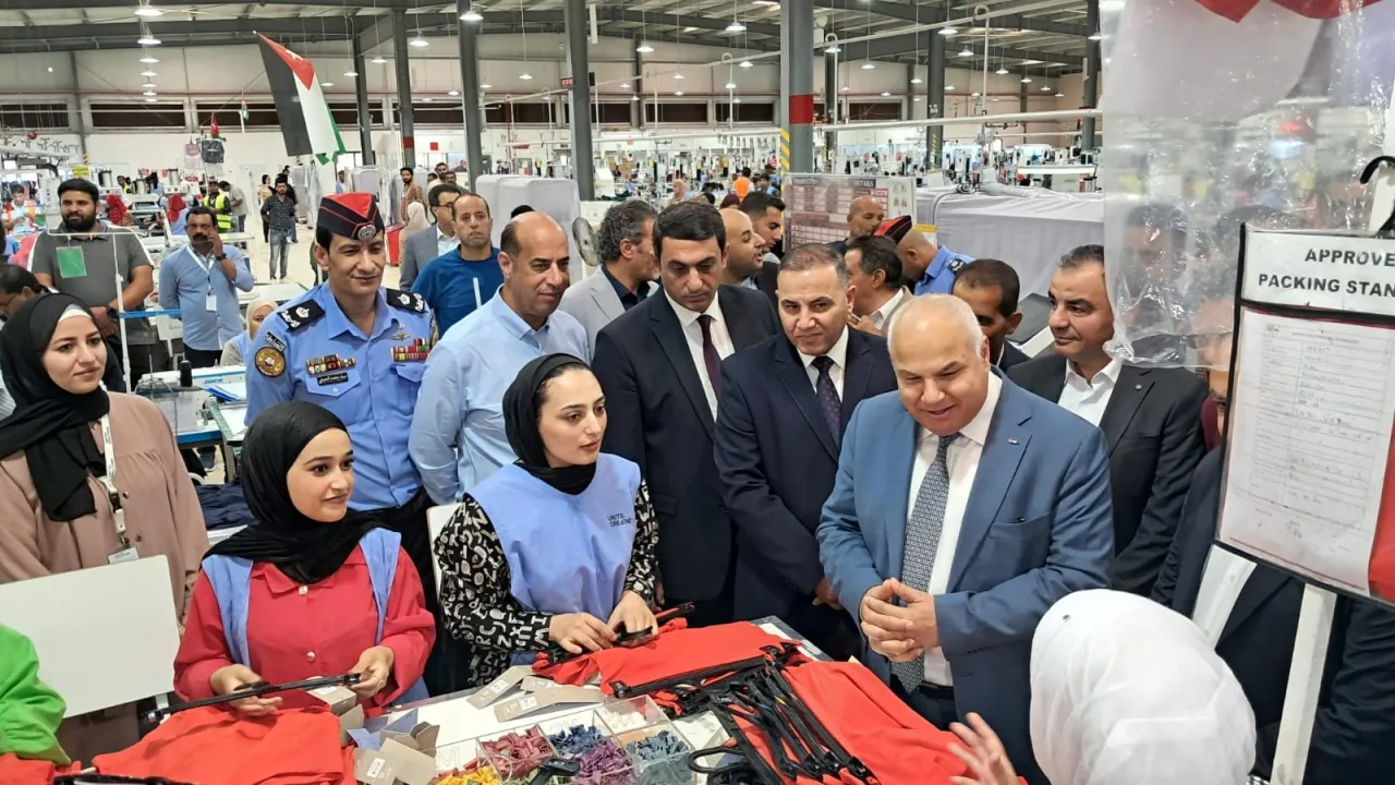 صورة حول : وزير العمل: تدريب وتشغيل 200 شاب وشابة أردنيين في أكبر مصانع الألبسة بالظليل وزير العمل: تدريب وتشغيل 200 شاب وشابة أردنيين في أكبر مصانع الألبسة بالظليل