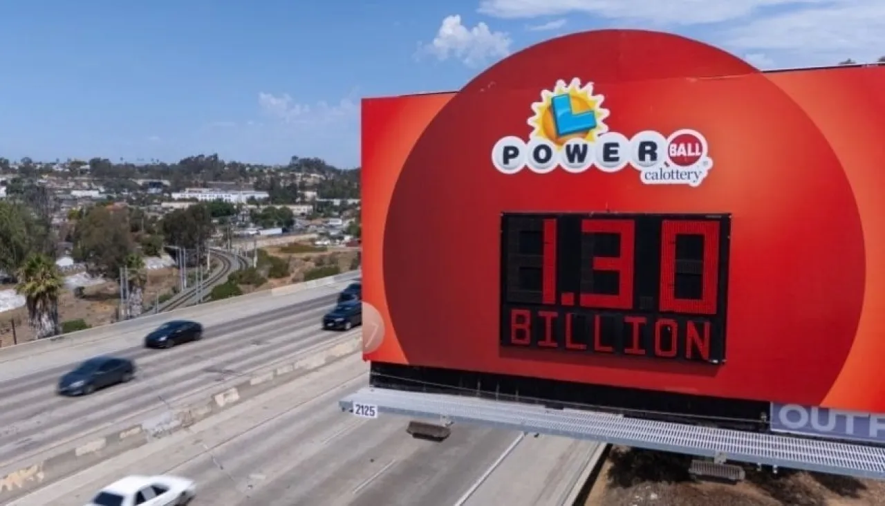 صورة حول : فوز شخصين بجائزة باوربول الكبرى بقيمة 1.8 مليار دولار في ثاني أكبر جائزة تاريخية فوز شخصين بجائزة باوربول الكبرى بقيمة 1.8 مليار دولار في ثاني أكبر جائزة تاريخية