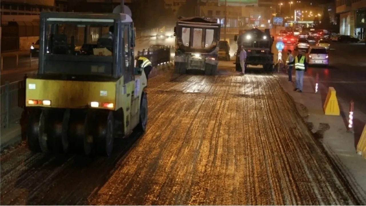 صورة حول : أمانة عمان تواصل أعمال التعبيد الليلي لعدد من الشوارع الرئيسية أمانة عمان تواصل أعمال التعبيد الليلي لعدد من الشوارع الرئيسية