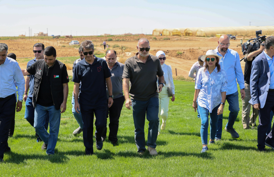 وزير الشباب يتفقد مشروع المستنبت الزراعي للنجيل الطبيعي في زيزيا