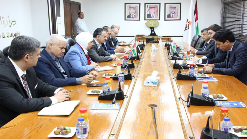 وزير الصناعة يبحث مع وفد أوزبكي تعزيز التعاون الاقتصادي