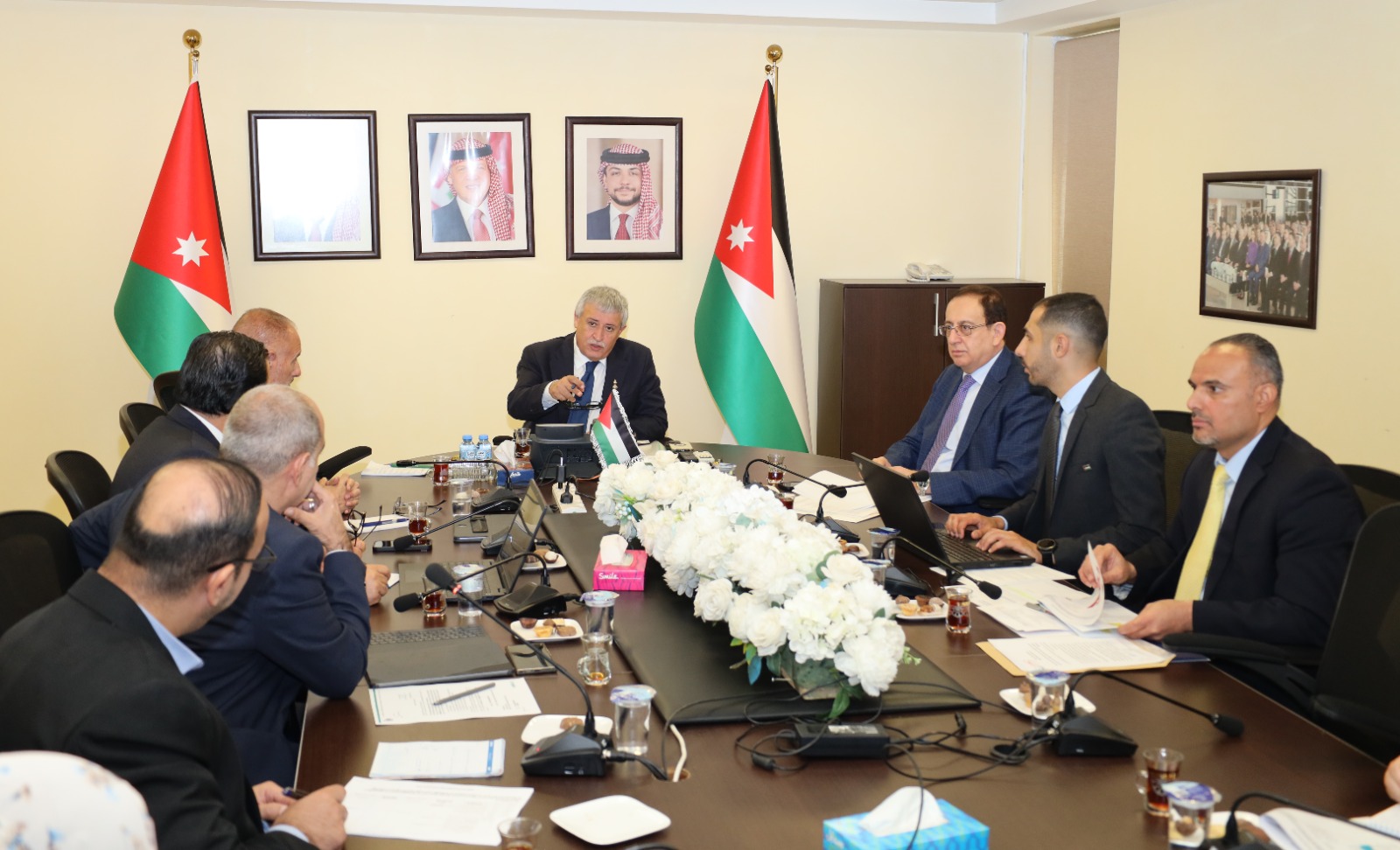 وزير النقل يبحث إجراءات ترخيص مطار عمان المدني