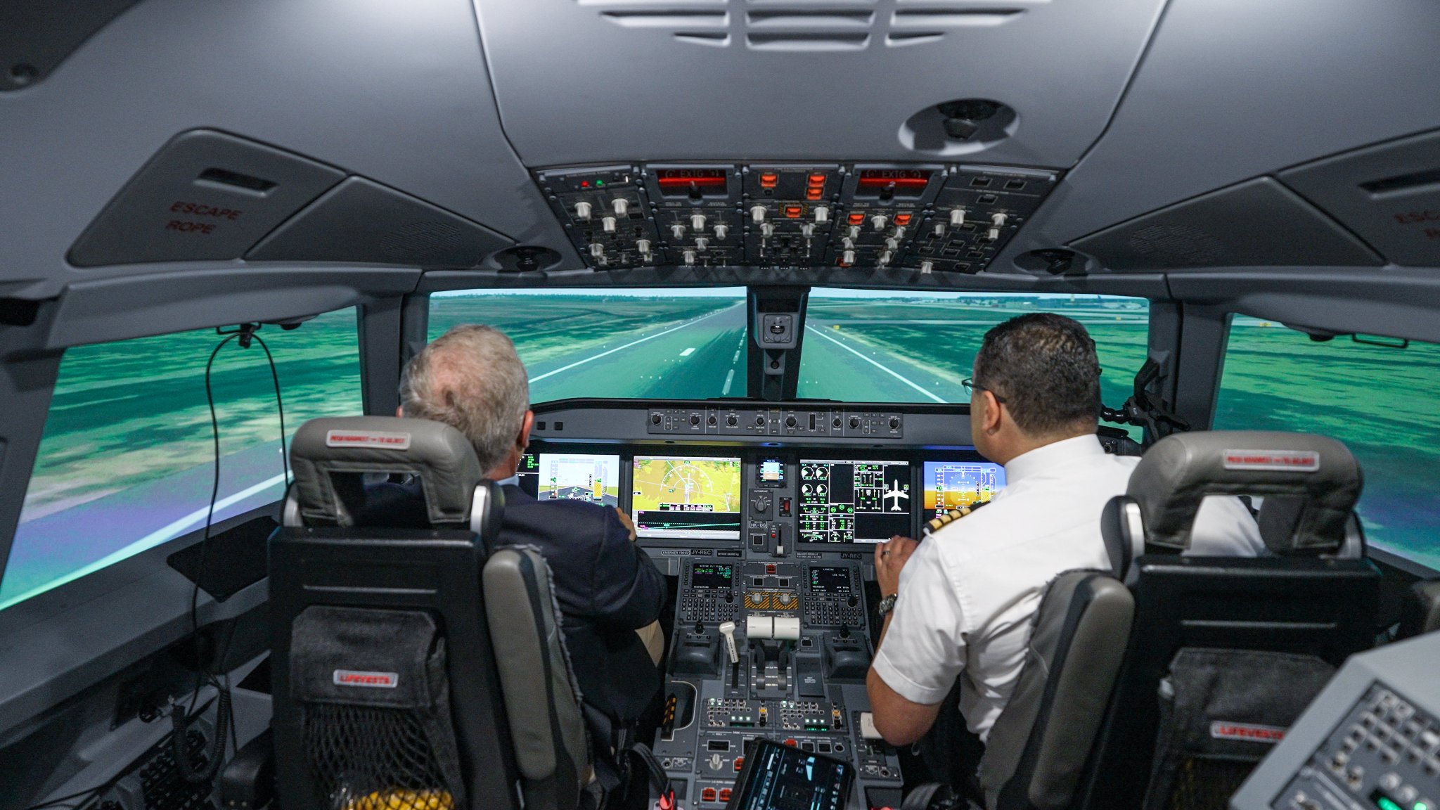 جلالة الملك يطلع على برامج تدريب الطيران والتشبيه في الشركة الأردنية