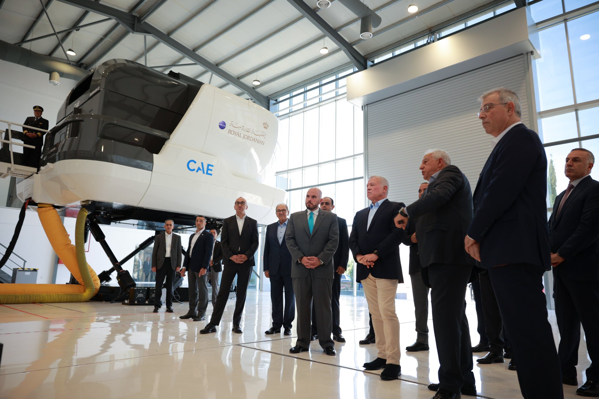 جلالة الملك يطلع على برامج تدريب الطيران والتشبيه في الشركة الأردنية