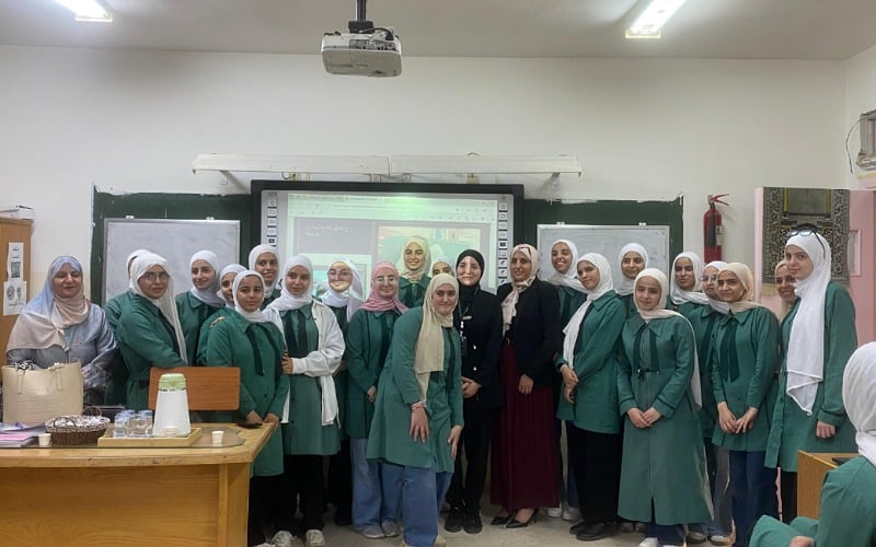 "شابات المزار" تنفذ نشاطًا حول لغة بايثون لطالبات الثانوية