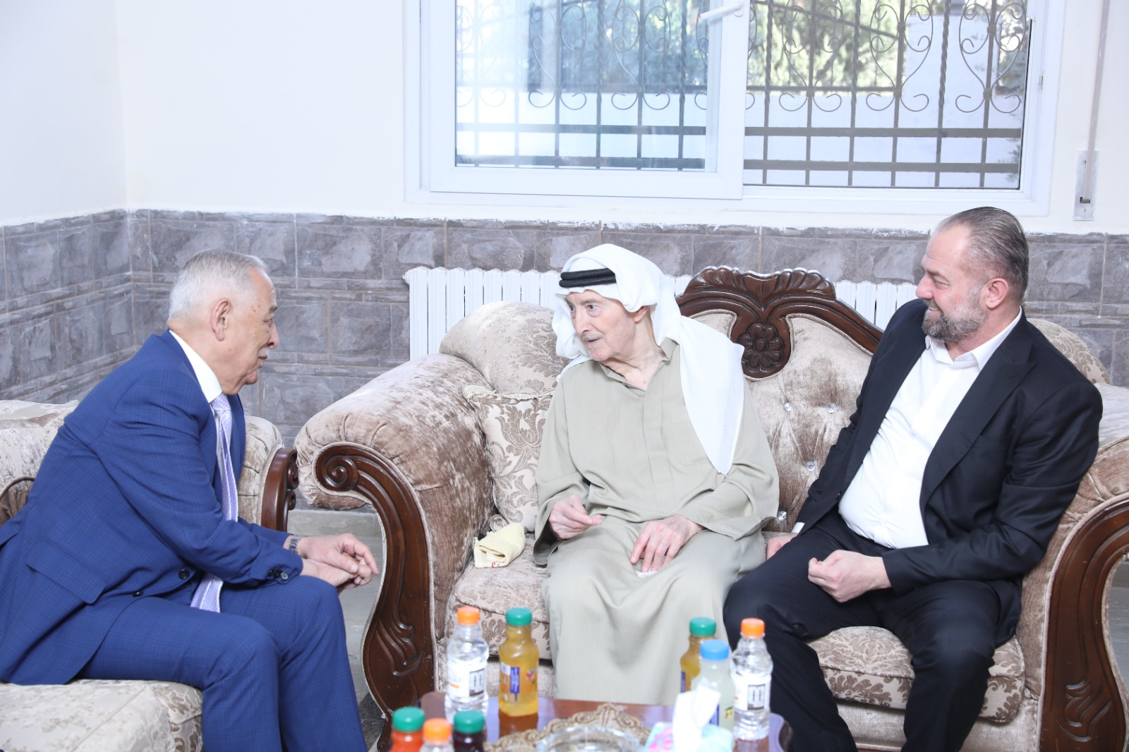 العيسوي ينقل تمنيات الملك وولي العهد للوزيرين العكور وأبو عين بتمام الصحة