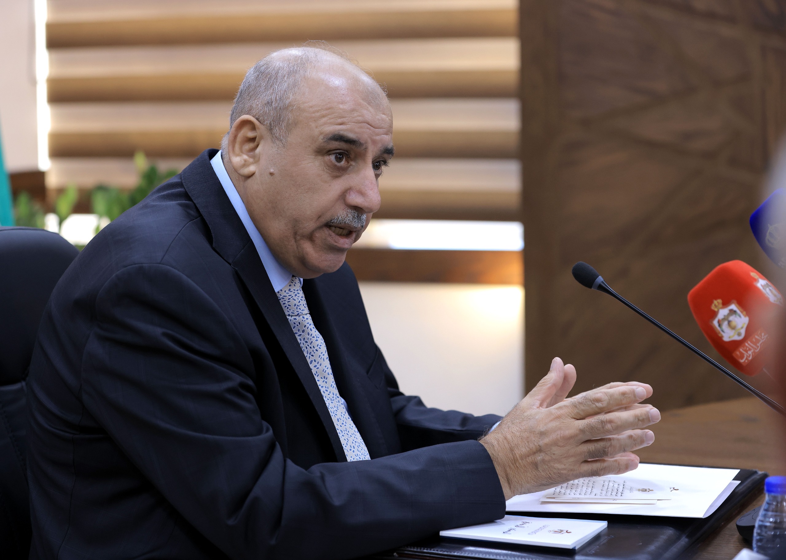 صورة حول : القاضي: تربيتي العائلية والعسكرية لا تسمح لي بالإساءة لأبناء شعبنا وسامح الله من فسر حديثي على غير مقصده القاضي: تربيتي العائلية والعسكرية لا تسمح لي بالإساءة لأبناء شعبنا وسامح الله من فسر حديثي على غير مقصده