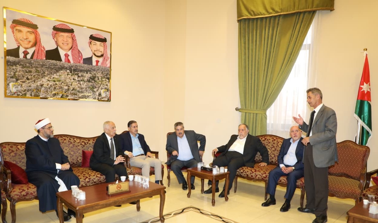 *مندوبا عن الملك وولي العهد. العيسوي يعزي آل فراج وعشيرة النوافعة*