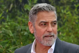 جورج كلوني يعرب عن إعجابه بالسرقة الأخيرة للوح اللوفر