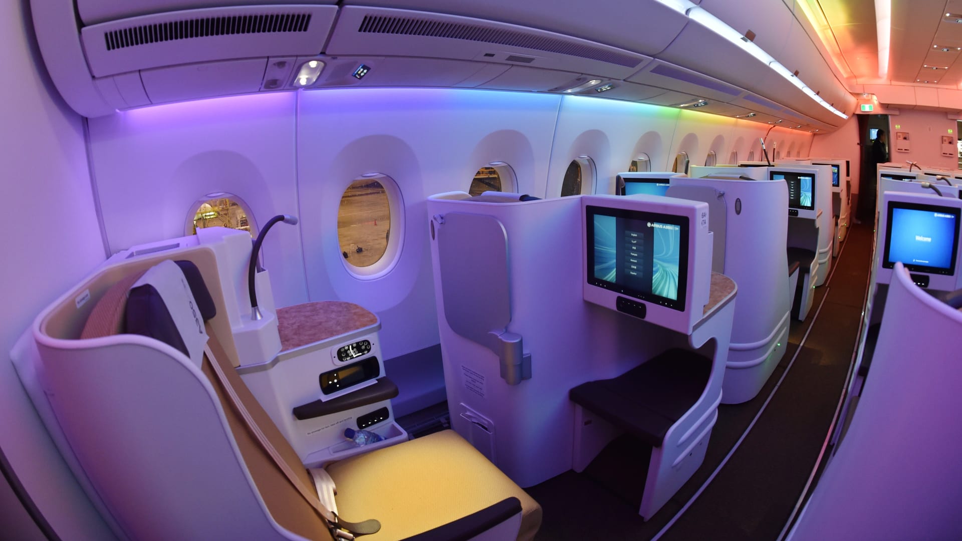 صورة حول : زوجان اسكتلنديّان يُجبران على مغادرة طائرة بسبب حساسية المكسرات زوجان اسكتلنديّان يُجبران على مغادرة طائرة بسبب حساسية المكسرات