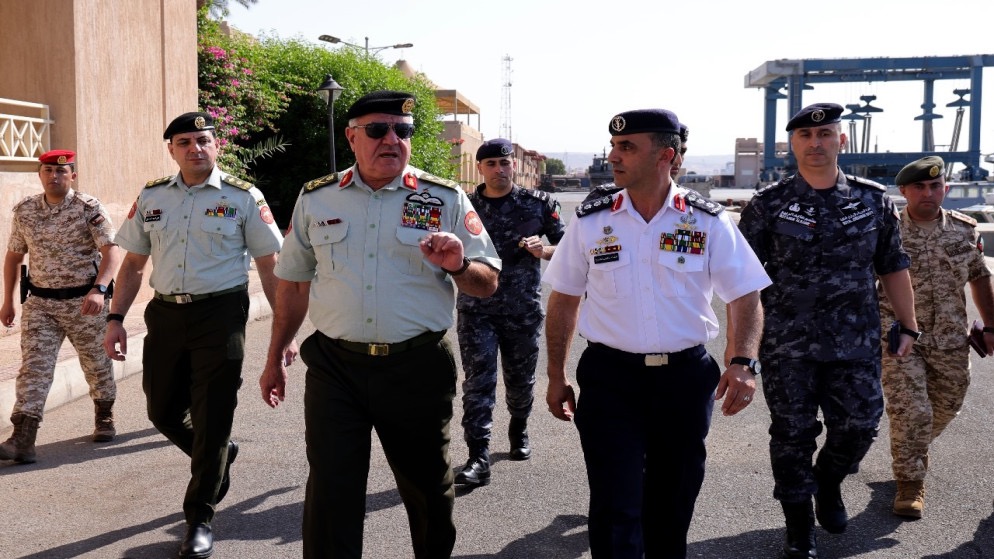 رئيس هيئة الأركان يزور القوة البحرية والزوارق الملكية