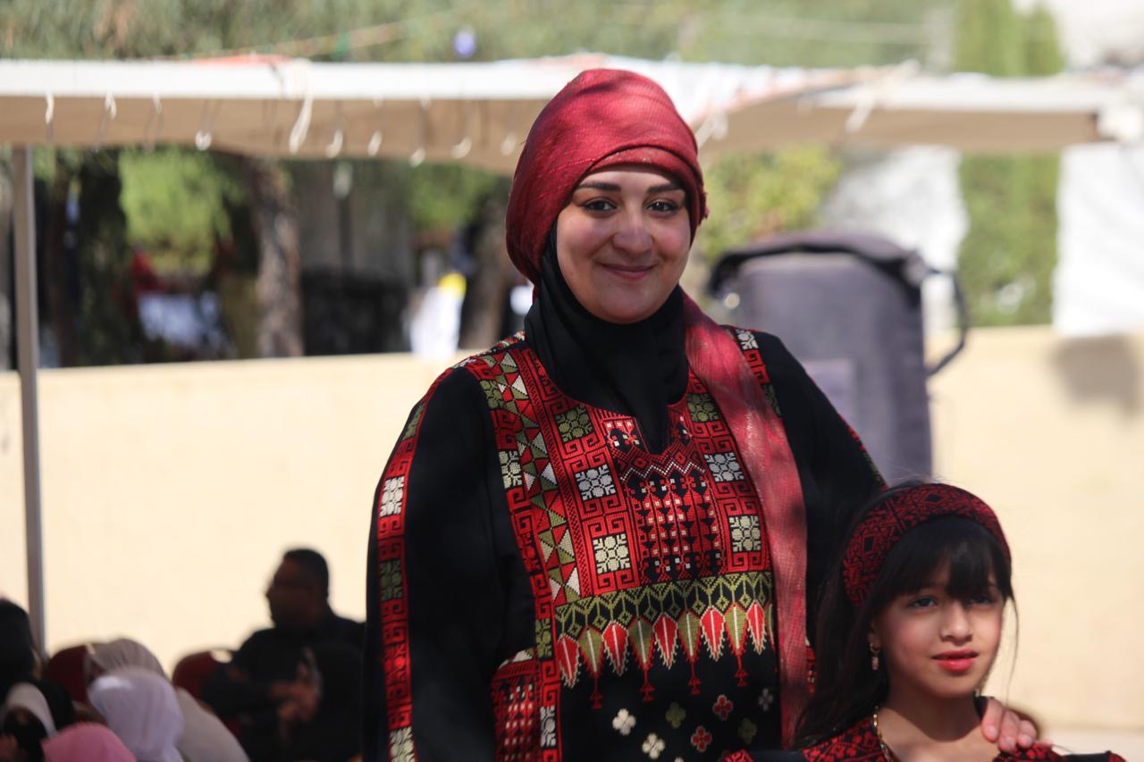 الأميرة بسمة بنت علي تفتتح بازار المزارع في حدائق الملك عبدالله الثاني .. فيديو وصور