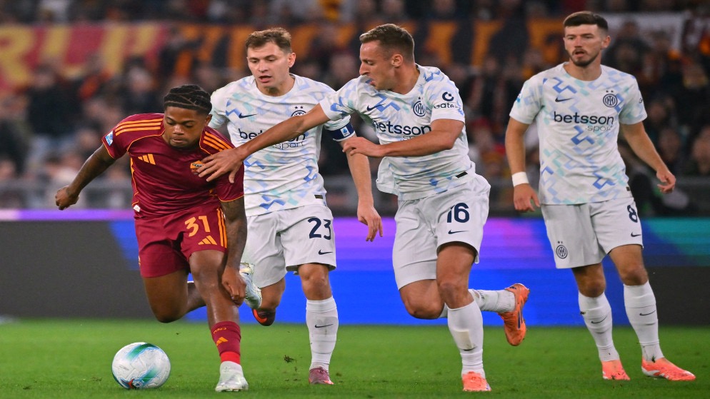 إنتر ميلان يهزم روما ويشعل صراع القمة في الدوري الإيطالي