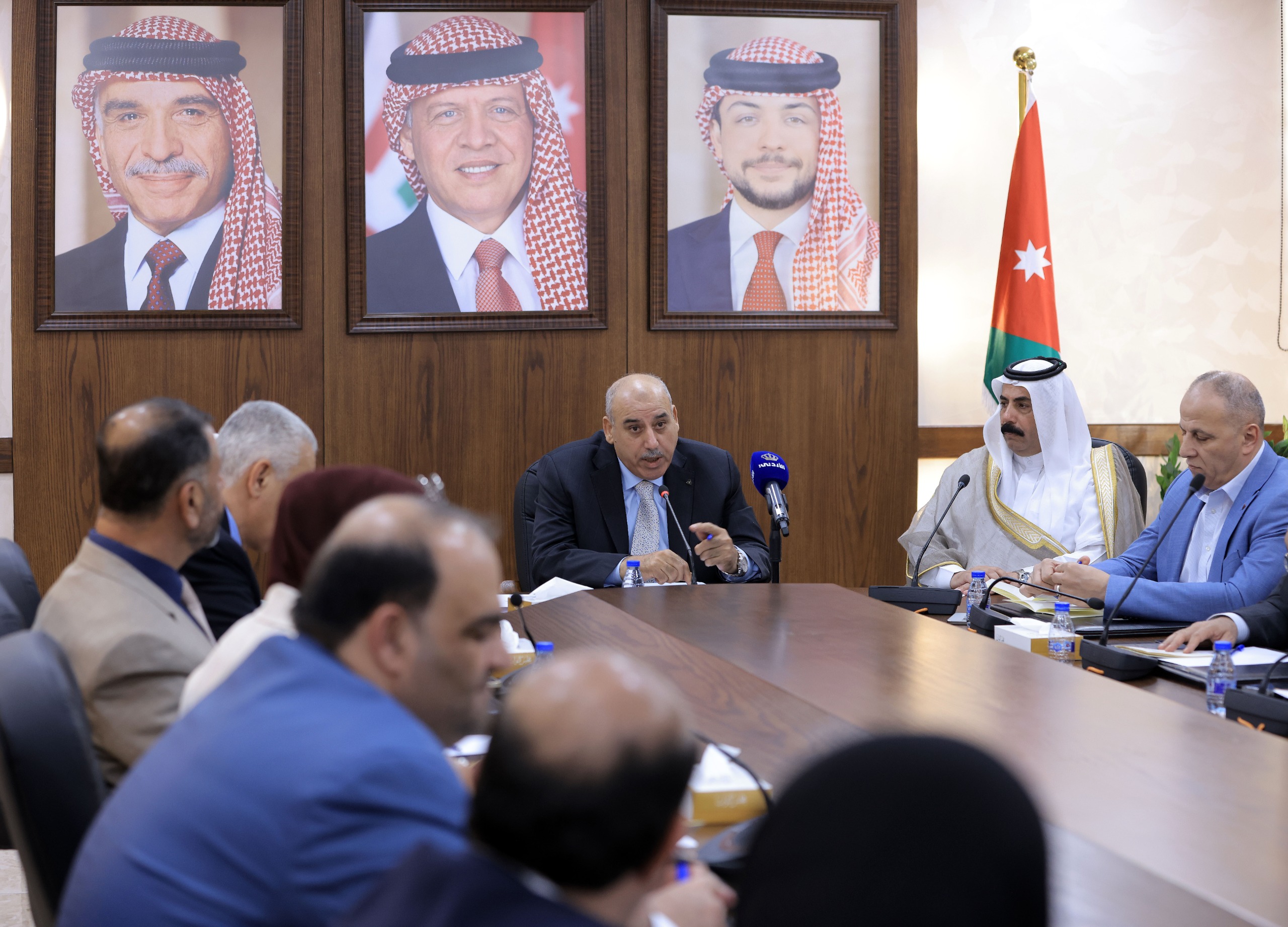 عاجل | القاضي يترأس اجتماعاً للجنة الرد على خطبة العرش