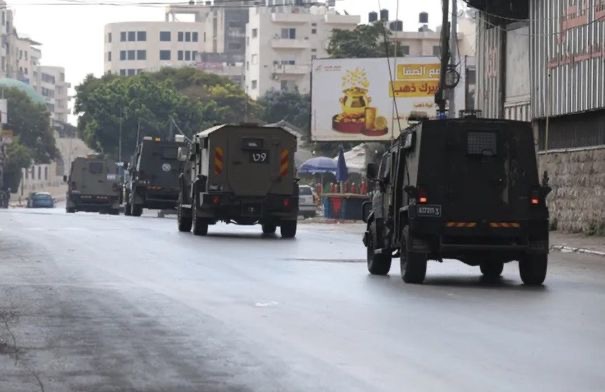الاحتلال يعتقل شابين فلسطينيين في نابلس