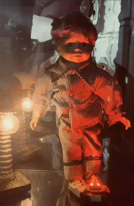 بريطانية تصف حياتها بالكابوس بعد شراء دمية "مسكونة" تدعى نورمان