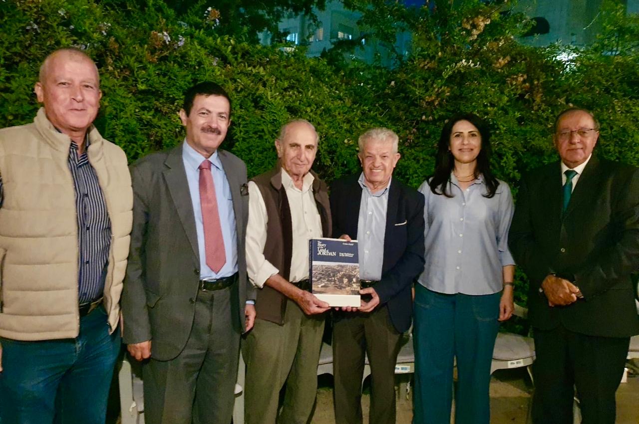 صورة حول : اللقاء الثقافي في صالون الدكتور بستاني لتكريم عالم الآثار الدكتور زيدان كفافي اللقاء الثقافي في صالون الدكتور بستاني لتكريم عالم الآثار الدكتور زيدان كفافي