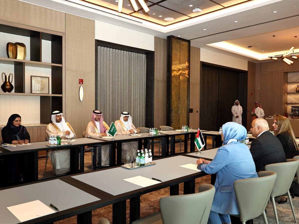 البكار يلتقي نظراءه العرب والإسلاميين لتعزيز التعاون في سوق العمل الاردني