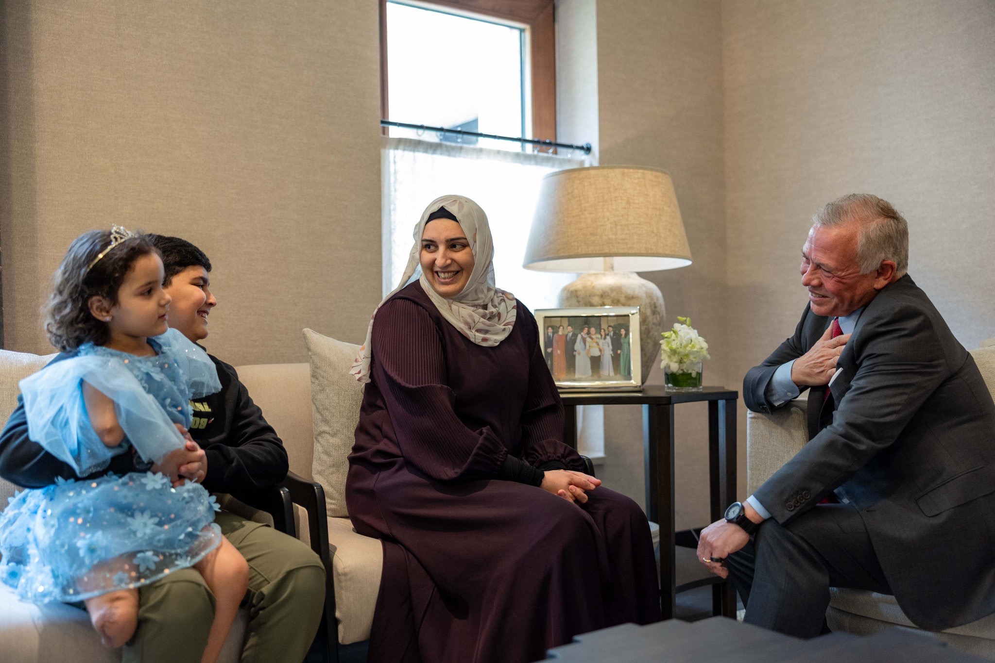 بي بي سي تسلط الضوء على جلالة الملك في وثائقي “ملك الأردن وأطفال غزة”