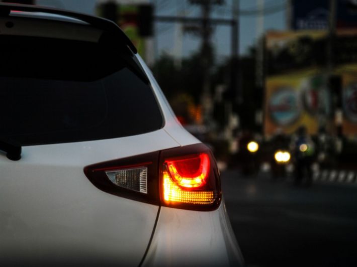 المعهد المروري يدعو السائقين لاستخدام الغماز