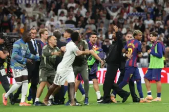 خلاف محتدم بعد "دوس على الرأس" في الكلاسيكو