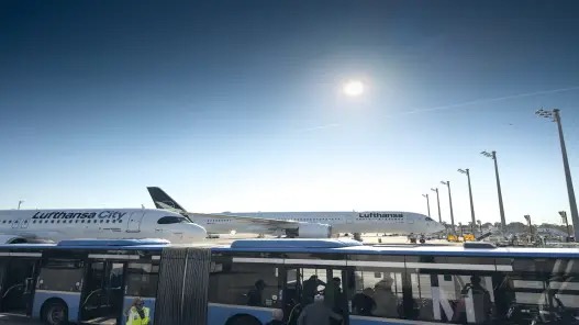 صورة حول : مطار ميونيخ يستأنف عملياته بعد اضطراب ناجم عن رصد طائرات مسيرة مطار ميونيخ يستأنف عملياته بعد اضطراب ناجم عن رصد طائرات مسيرة