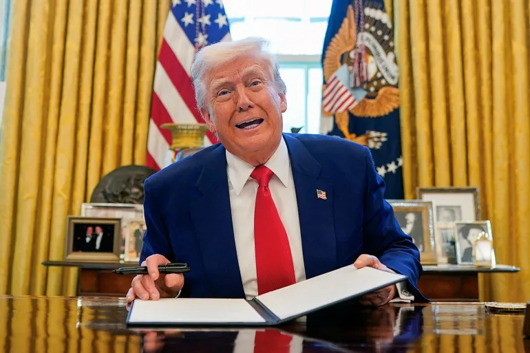 ترامب يهدد بفرض رسوم جمركية 100% على الواردات الصينية