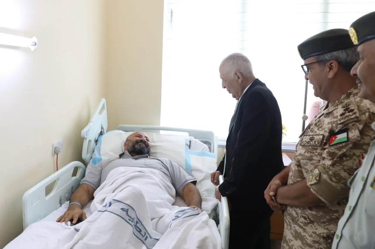 صورة حول : العيسوي يطمئن على البطل البارالمبي وصفي الفريحات بعد إصابتهما العيسوي يطمئن على البطل البارالمبي وصفي الفريحات بعد إصابتهما