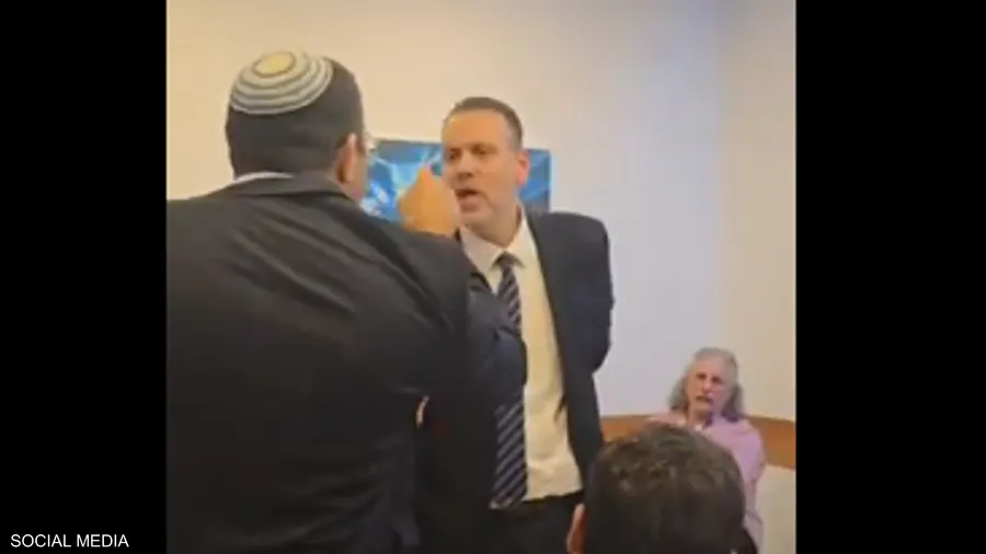 صورة حول : اشتباك حاد بين وزيرين إسرائيليين خلال توزيع المناصب الحكومية اشتباك حاد بين وزيرين إسرائيليين خلال توزيع المناصب الحكومية