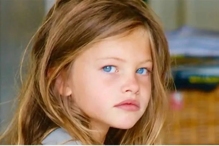 تيلان بلوندو تتألق في أسبوع الموضة بباريس… هل جمالها طبيعي؟