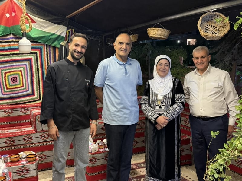 الخصاونة يزور "مكمورة شهناز" في عمّان