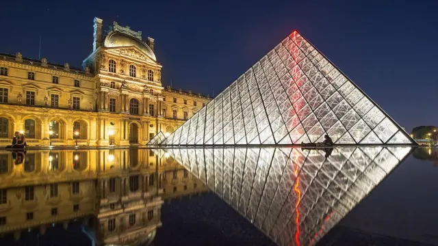 فرنسا: سطو على متحف اللوفر وسرقة مجوهرات نابليون النادرة