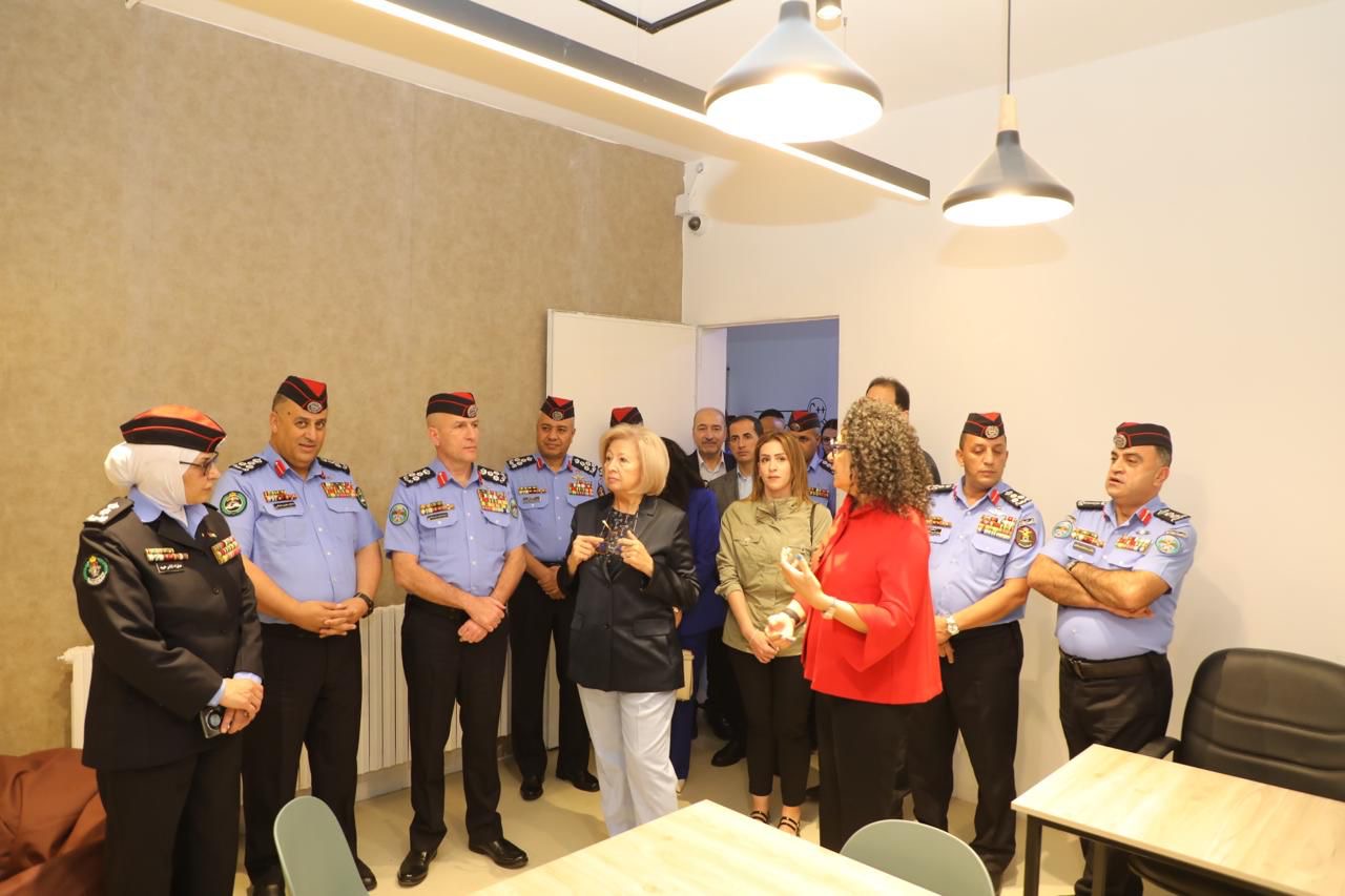 صورة حول : افتتاح مكتبة في مركز إصلاح وتأهيل النساء افتتاح مكتبة في مركز إصلاح وتأهيل النساء